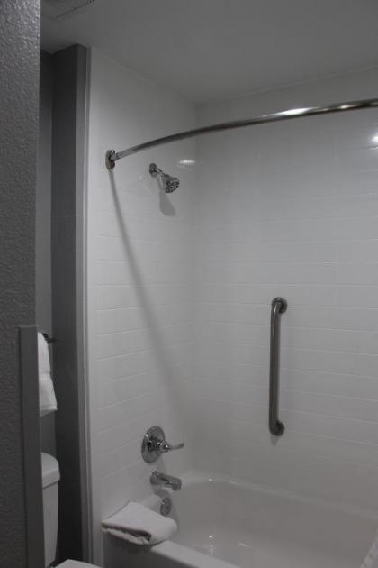 Comfort Inn & Suites Cleveland - image 3