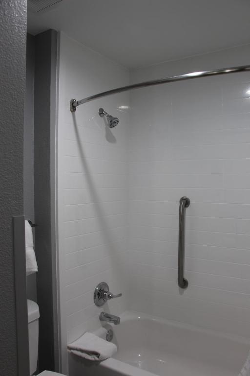 Comfort Inn & Suites Cleveland - image 3