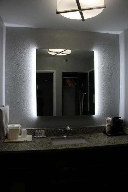 Comfort Inn & Suites Cleveland - image 4