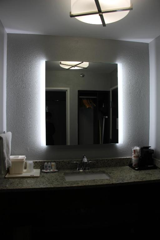 Comfort Inn & Suites Cleveland - image 4