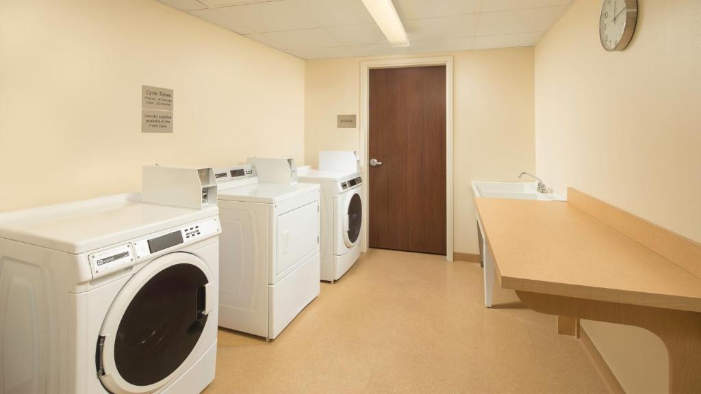 Fairfield Inn and Suites Cleveland - image 7