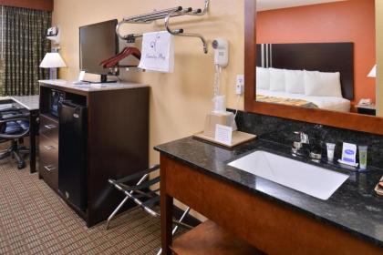 Douglas Inn & Suites - image 13
