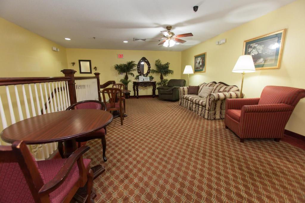 Douglas Inn & Suites - image 4
