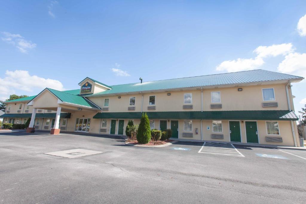 Douglas Inn & Suites - image 7
