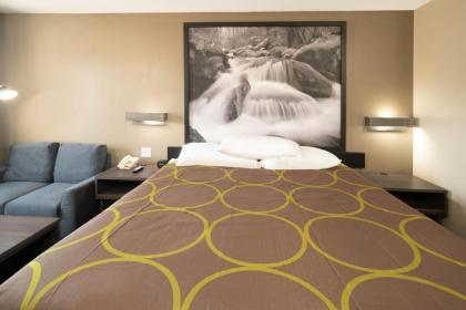 Super 8 by Wyndham Cleveland - image 10