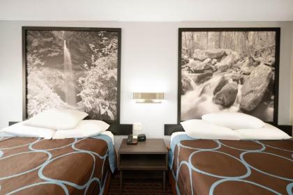 Super 8 by Wyndham Cleveland - image 4