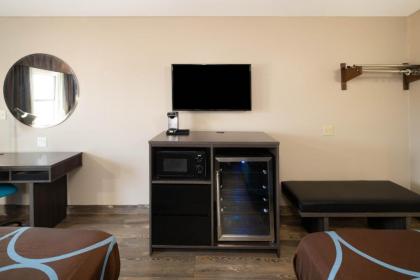 Super 8 by Wyndham Cleveland - image 6