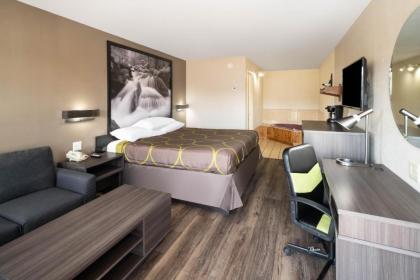 Super 8 by Wyndham Cleveland - image 9