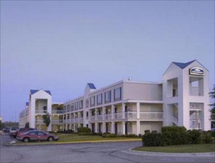 Super 8 by Wyndham Brook Park/Cleveland - image 2