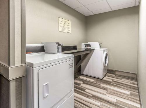 La Quinta by Wyndham Cleveland - Airport North - image 4
