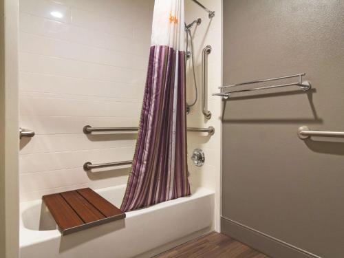 La Quinta by Wyndham Cleveland - Airport North - image 5
