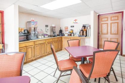 Super 8 by Wyndham Clinton - image 3