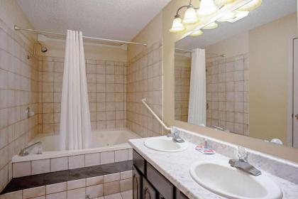 Quality Inn - image 14