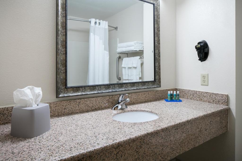Holiday Inn Express & Suites Clinton an IHG Hotel - image 2