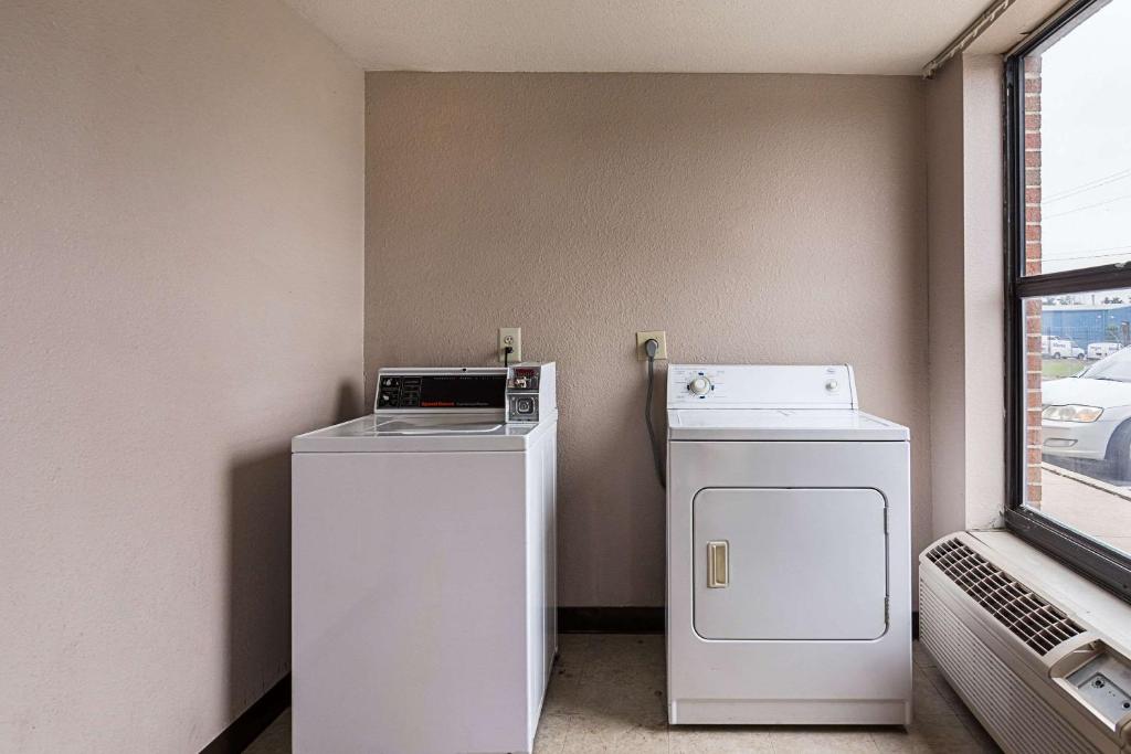 Econo Lodge Andrews AFB - image 7