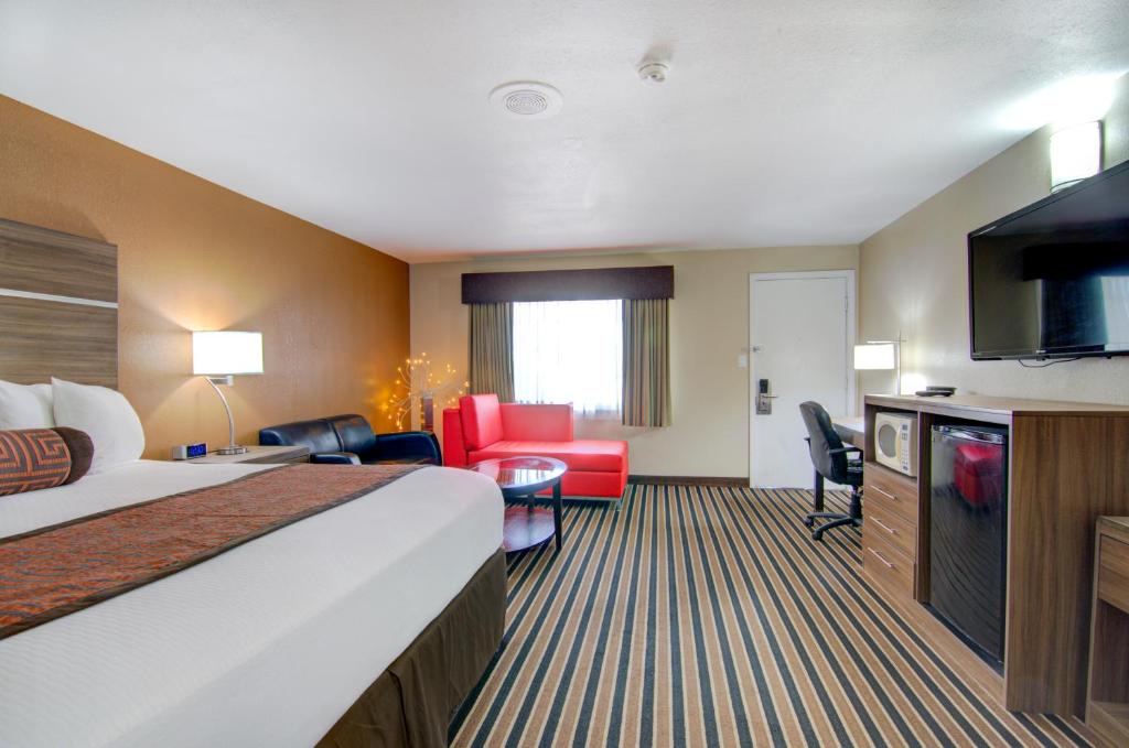 Westbridge Inn & Suites - image 7