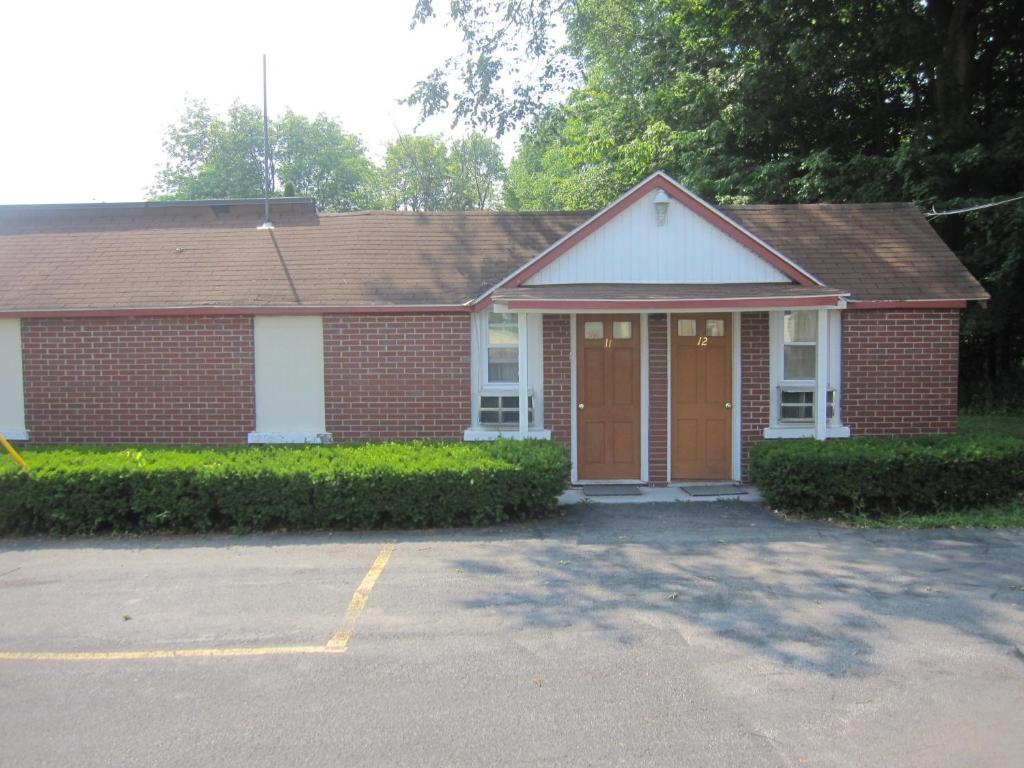 Pinecrest Motel - main image
