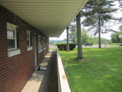 Pinecrest Motel - image 8