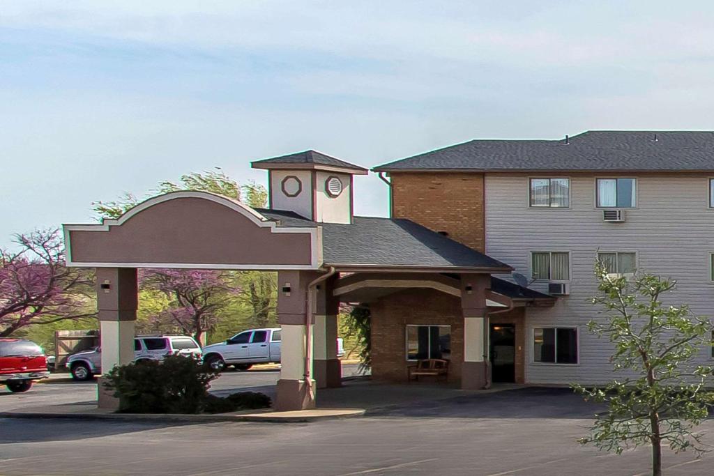 Econo Lodge Inn & Suites Clinton - main image