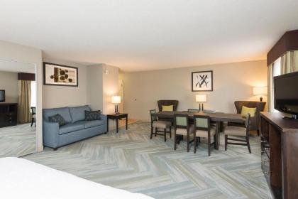 Hampton Inn Detroit Roseville - image 9