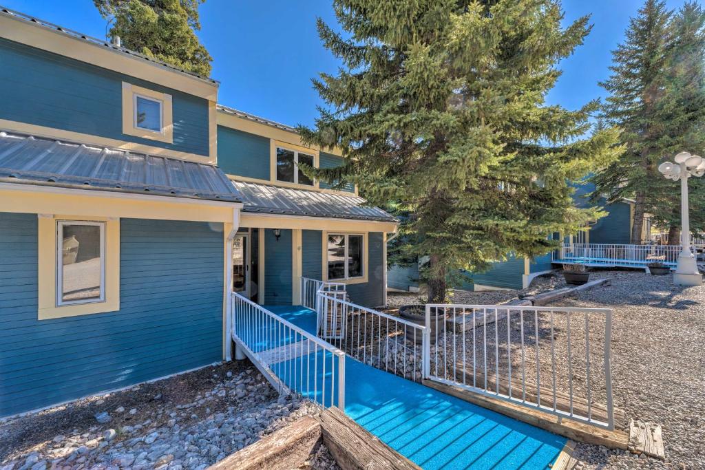 Cloudcroft Townhome with Deck 1 Mi to Burro Ave - image 3