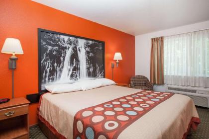 Super 8 by Wyndham Cloverdale - image 8