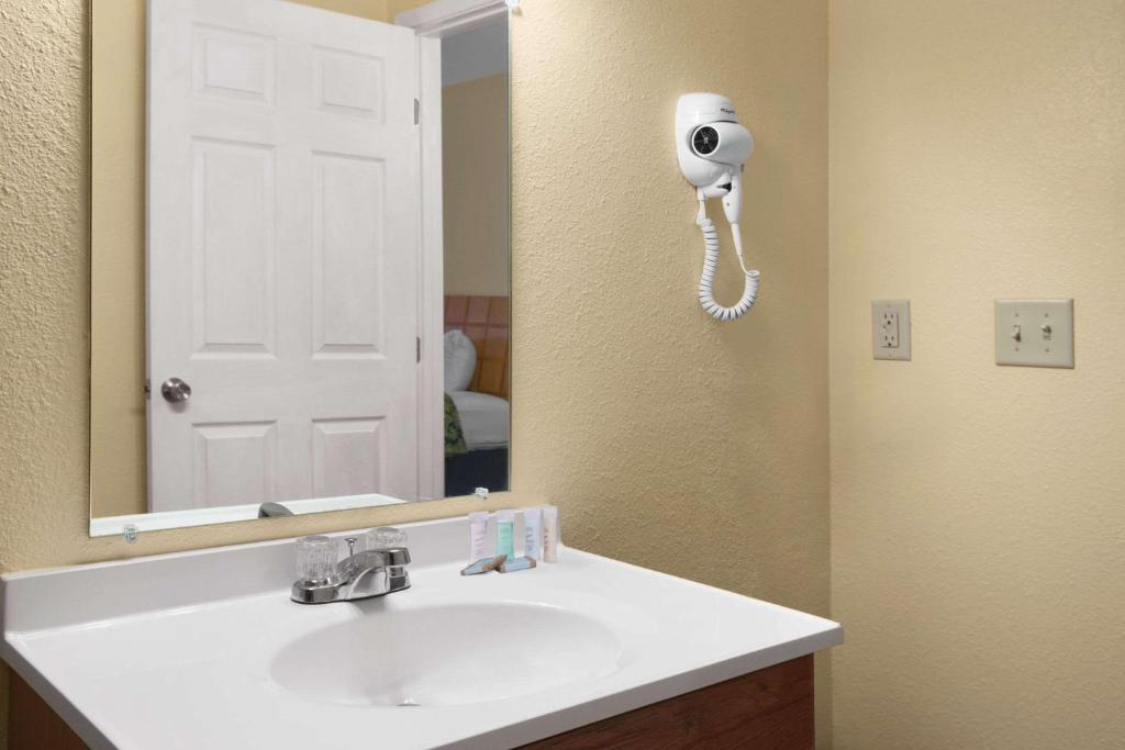 Travelodge by Wyndham Clovis - image 4