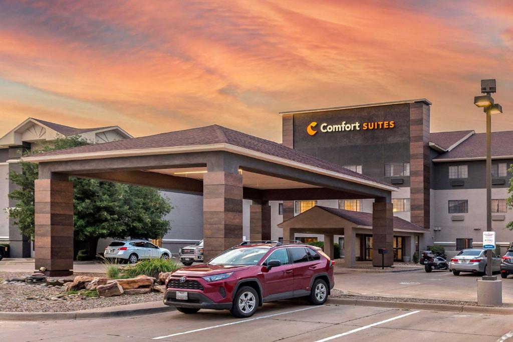 Comfort Suites - image 5