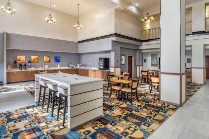 Comfort Suites - image 7