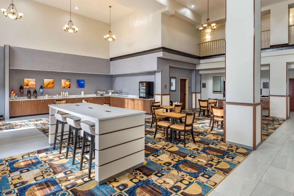 Comfort Suites - image 7