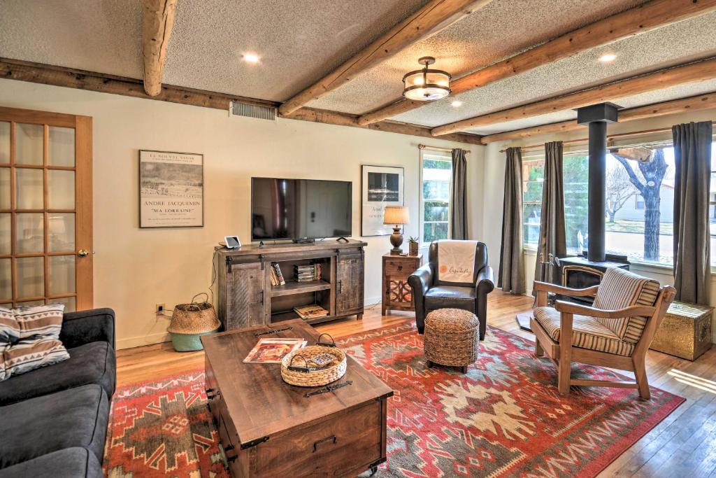 Pet-Friendly Clovis Home with Yard Pergola and Hot Tub - image 2