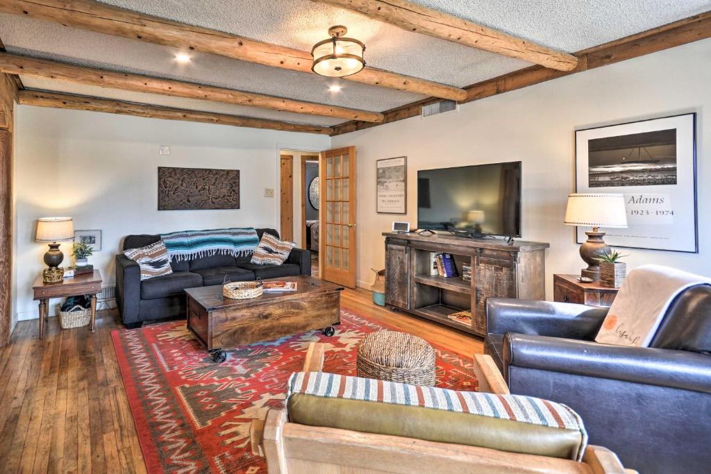 Pet-Friendly Clovis Home with Yard Pergola and Hot Tub - image 3