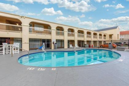 Quality Inn Clute Freeport - image 16