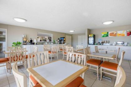 Quality Inn Clute Freeport - image 20