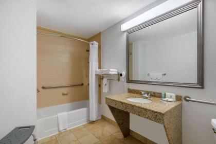 Quality Inn Clute Freeport - image 21