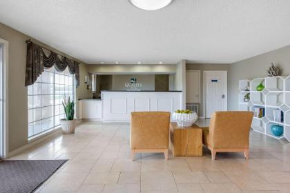 Quality Inn Clute Freeport - image 3