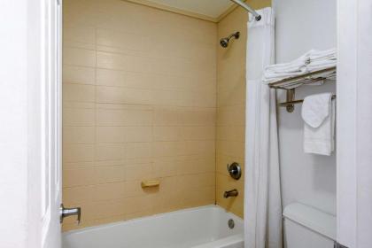 Quality Inn Clute Freeport - image 6