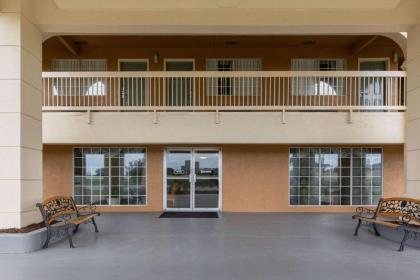 Quality Inn Clute Freeport - image 9