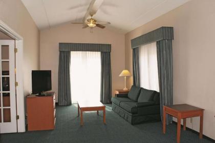 La Quinta Inn by Wyndham Clute Lake Jackson - image 2