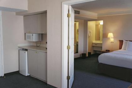 La Quinta Inn by Wyndham Clute Lake Jackson - image 4