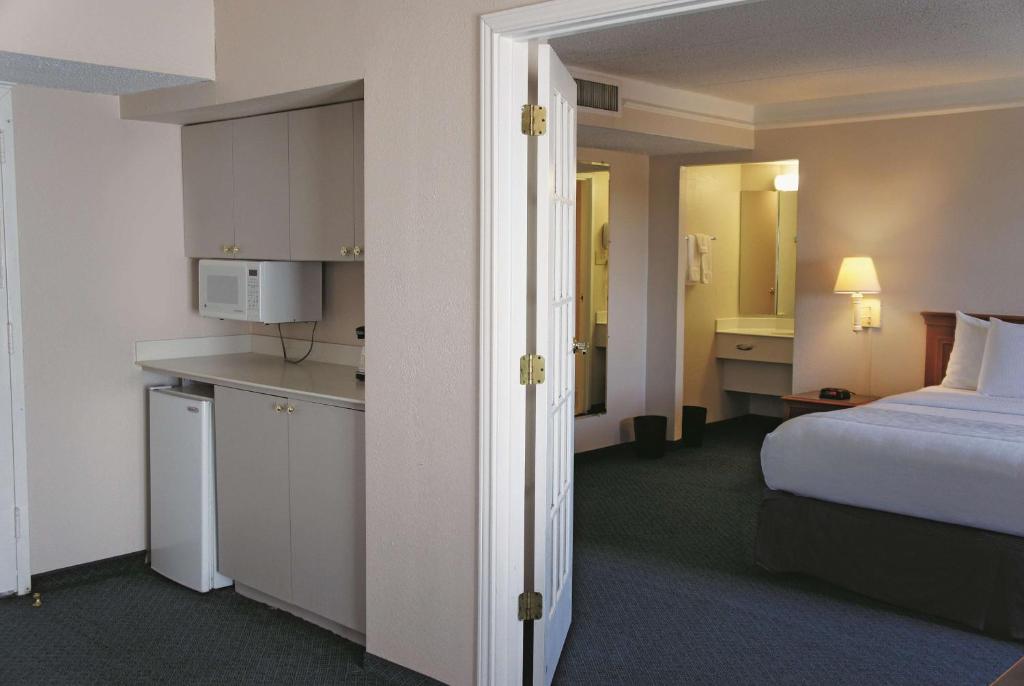 La Quinta Inn by Wyndham Clute Lake Jackson - image 4