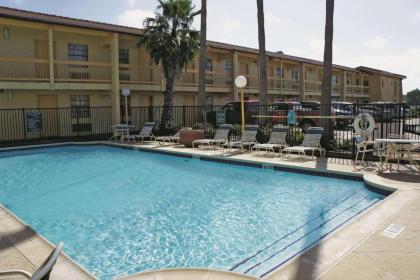 La Quinta Inn by Wyndham Clute Lake Jackson - image 7