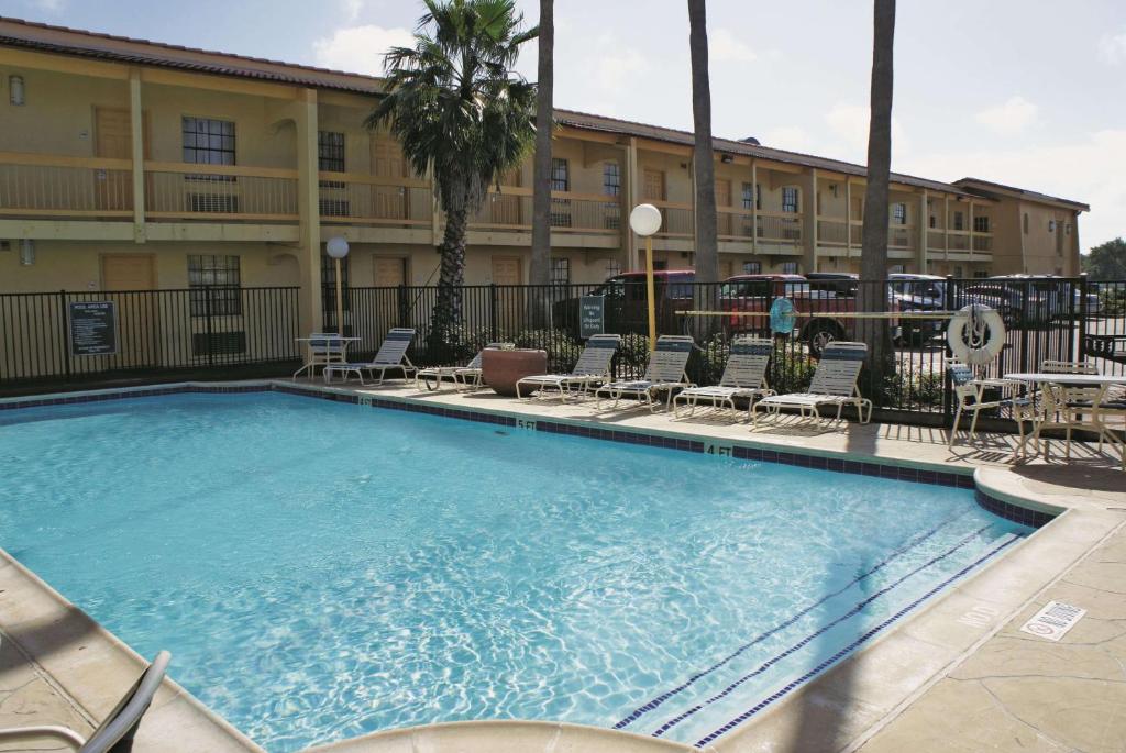 La Quinta Inn by Wyndham Clute Lake Jackson - image 7