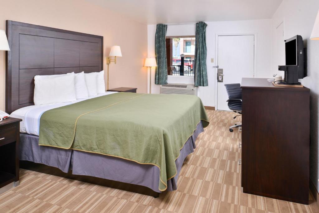 Americas Best Value Inn Clute - image 3