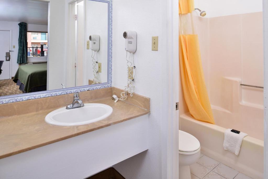 Americas Best Value Inn Clute - image 5