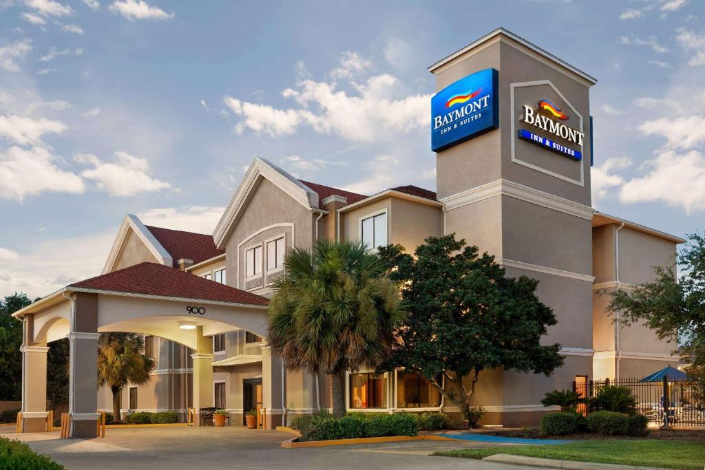 Baymont by Wyndham Clute - main image