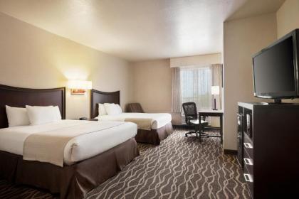 Baymont by Wyndham Clute - image 10