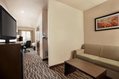 Baymont by Wyndham Clute - image 11