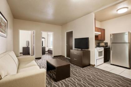 Baymont by Wyndham Clute - image 15