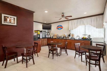 Baymont by Wyndham Clute - image 2